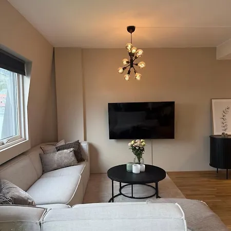 Appartement Moderne Med Terrasse Og Parkering *