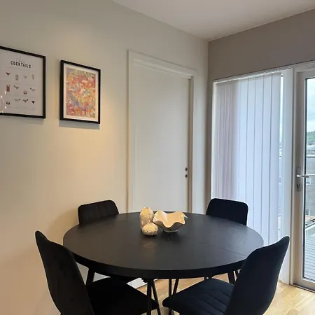 Moderne Med Terrasse Og Parkering